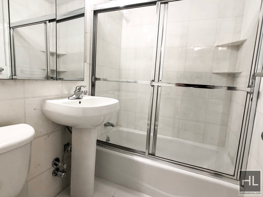 East 76 Street - Photo 4