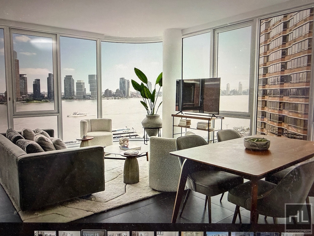 1st Avenue - Photo 2
