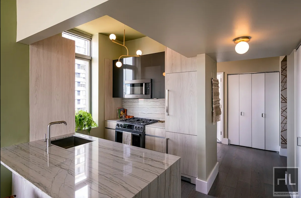 West 47th Street - Photo 1