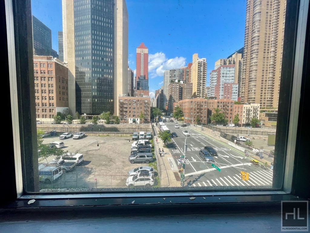 East 36th Street - Photo 5