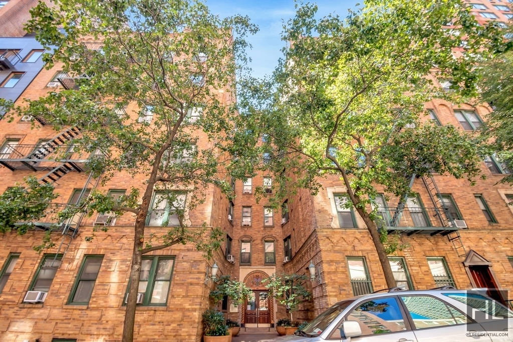 East 70 Street - Photo 4
