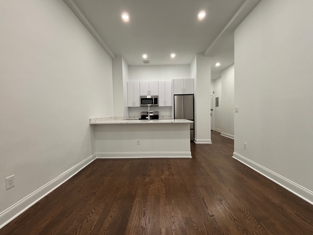 West 68 Street - Photo 13