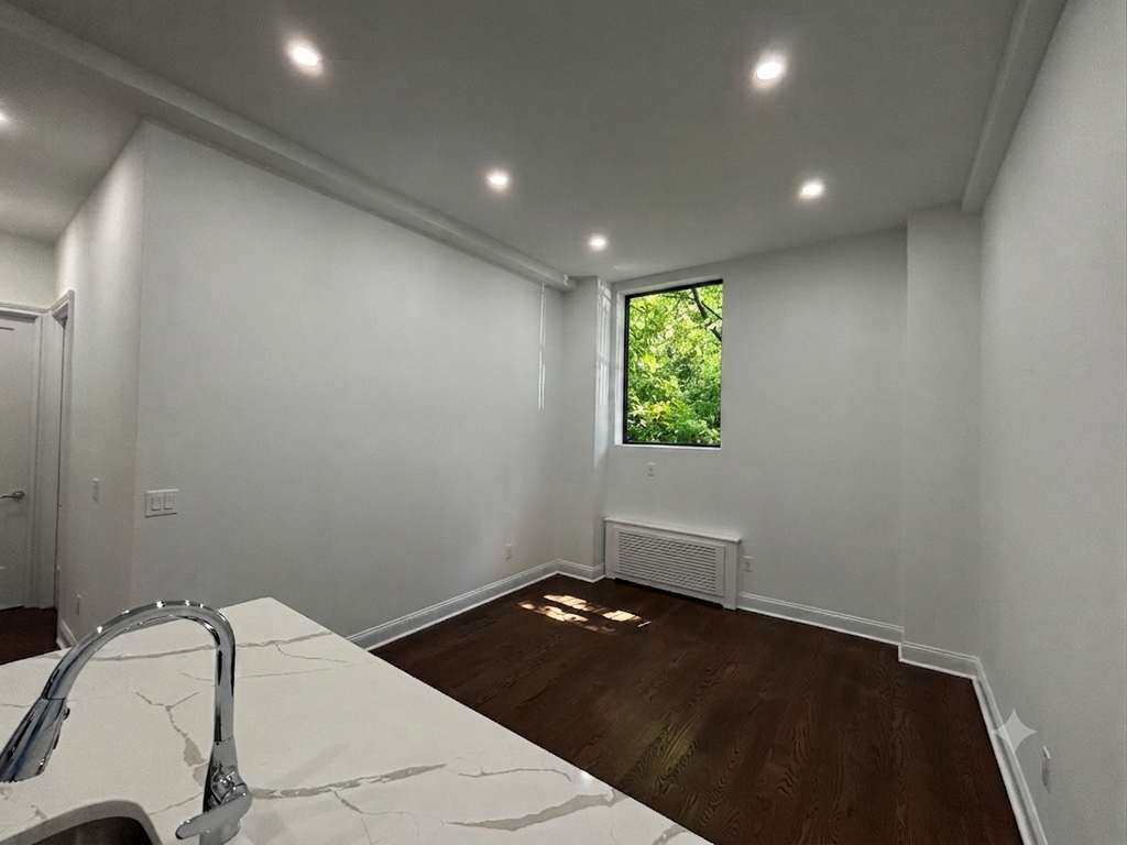 West 68 Street - Photo 0