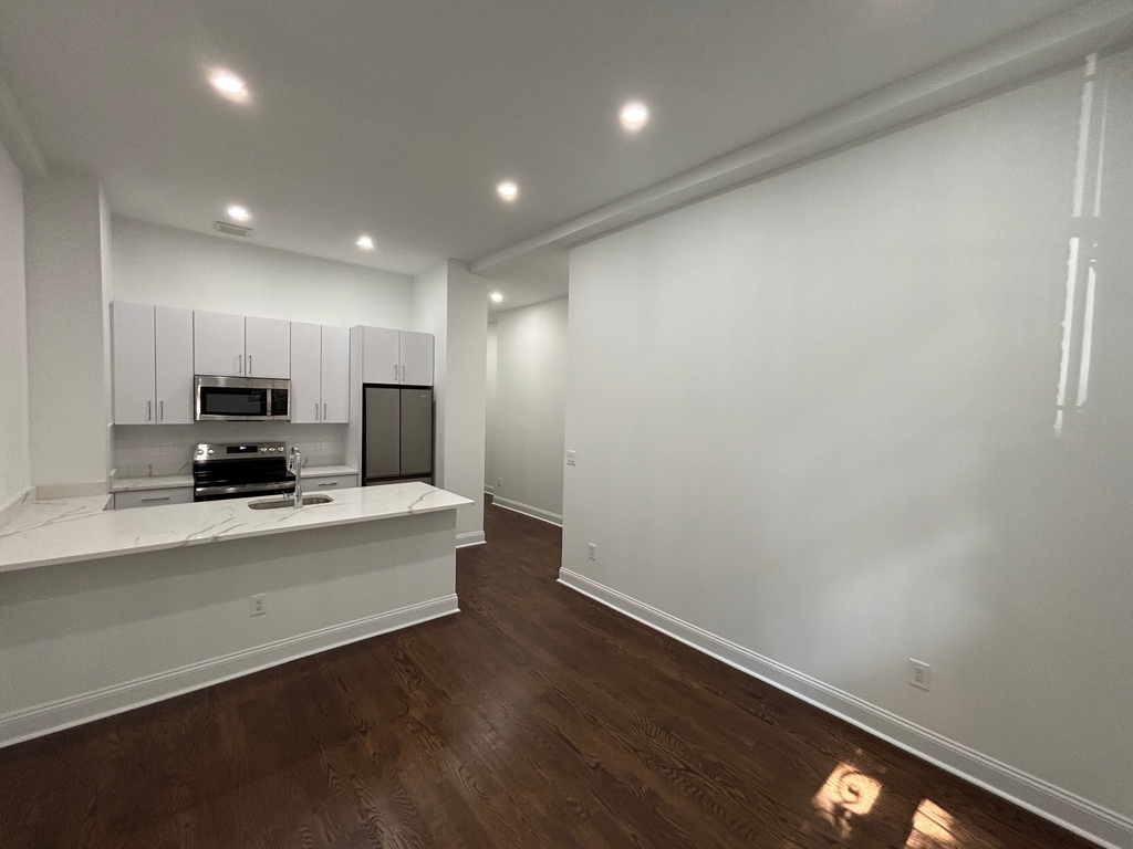 West 68 Street - Photo 7