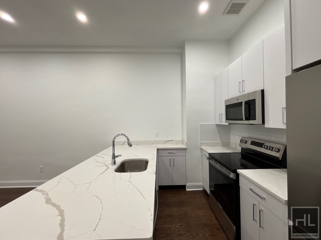 West 68 Street - Photo 3