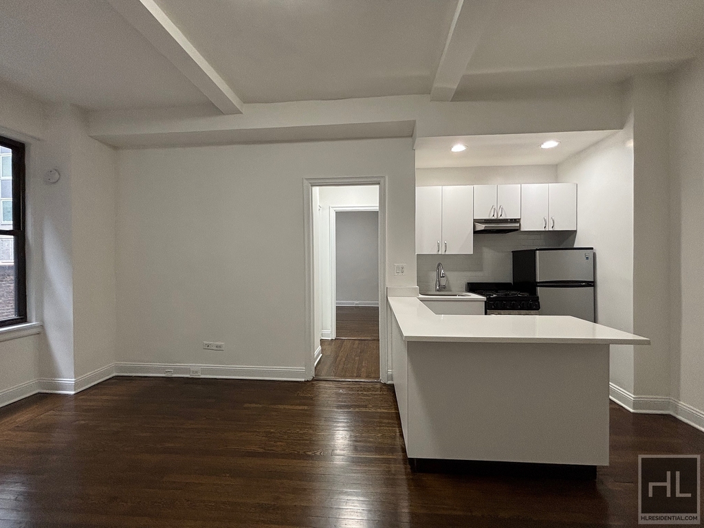 East 46 Street - Photo 1
