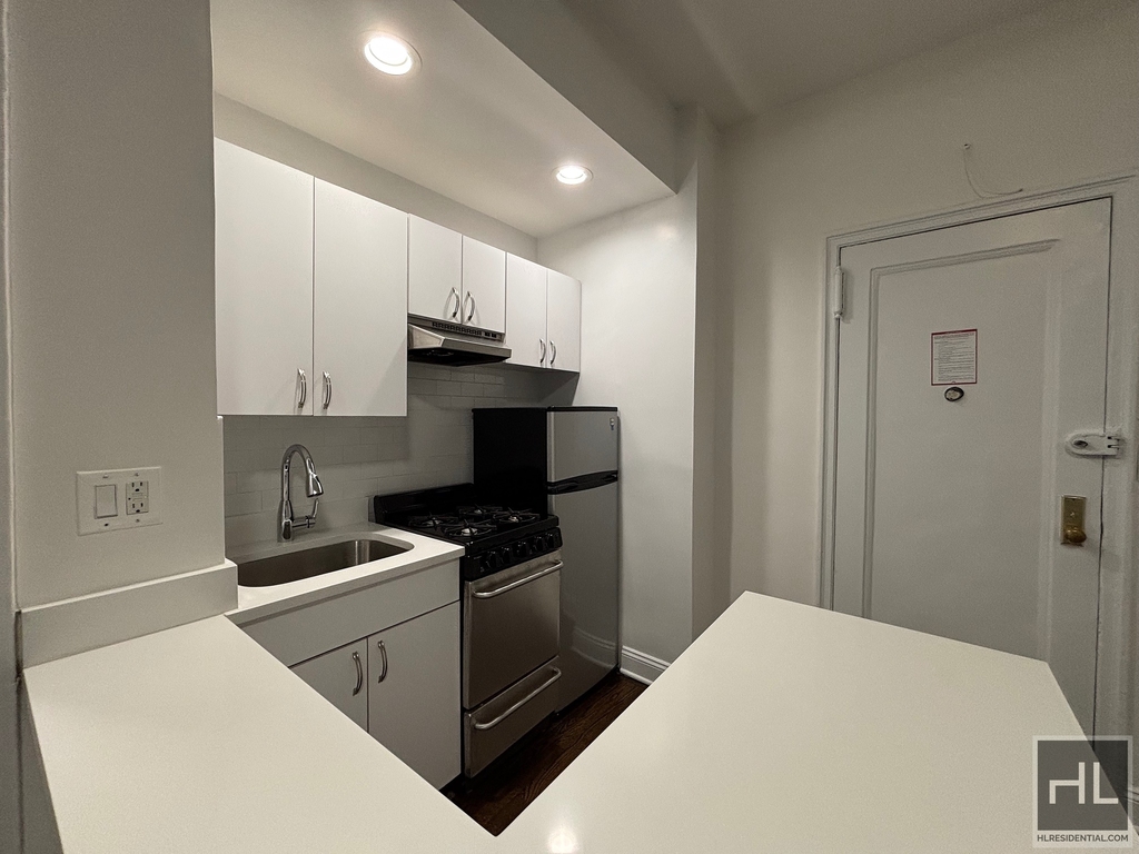 East 46 Street - Photo 2