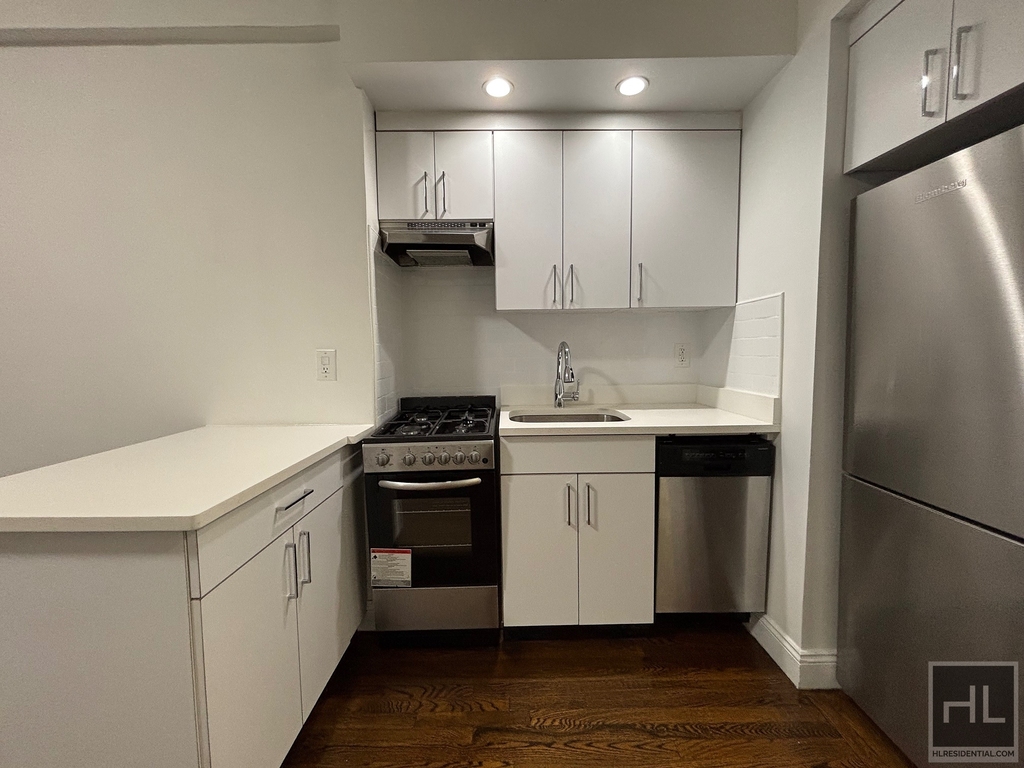 East 46 Street - Photo 2