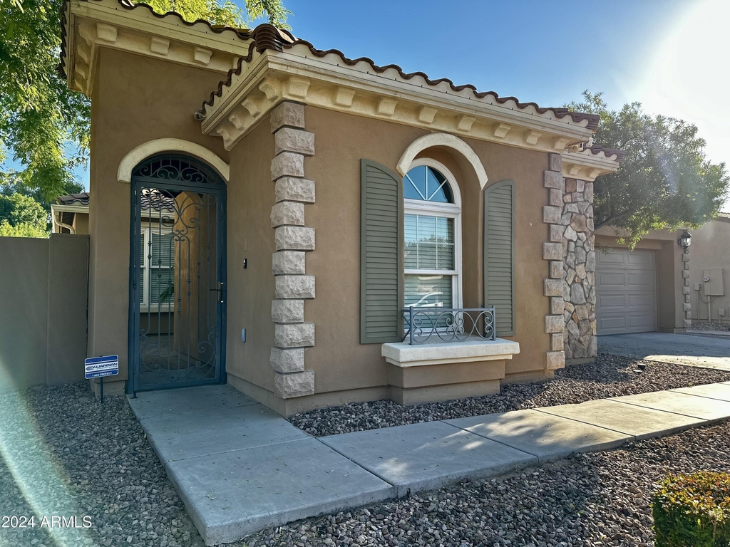 2303 E Dogwood Drive - Photo 1