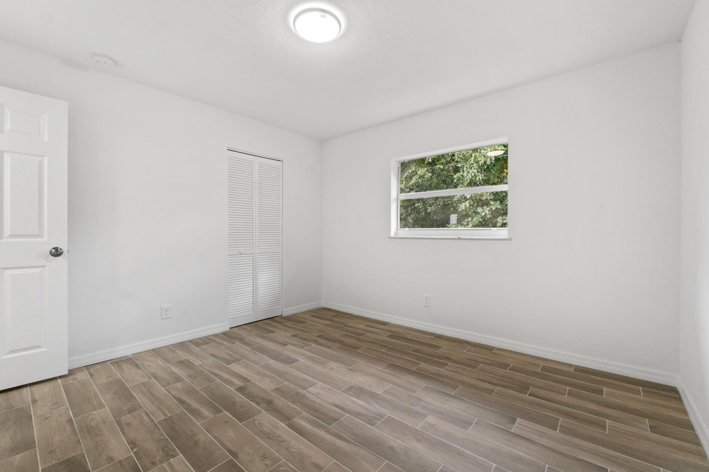 1301 Emerald Terrace - Photo 8