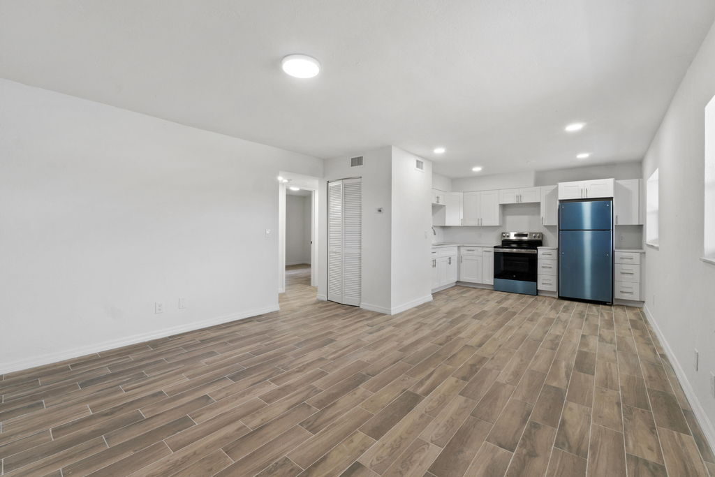 1301 Emerald Terrace - Photo 3