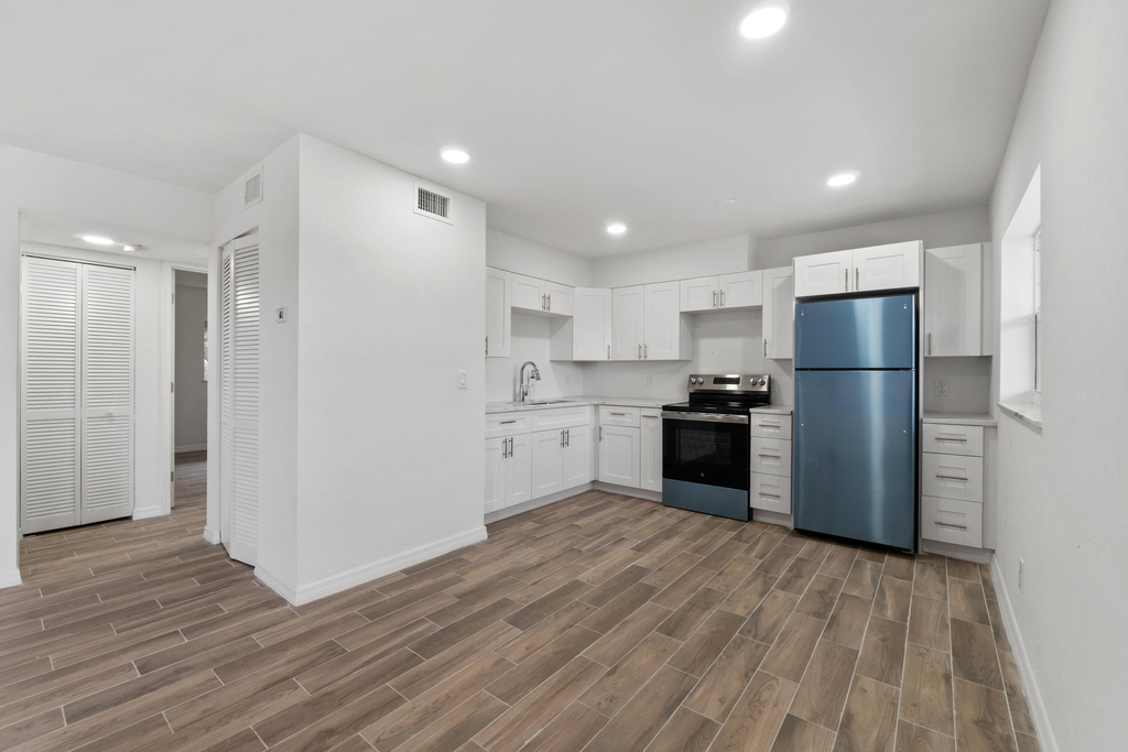 1301 Emerald Terrace - Photo 6