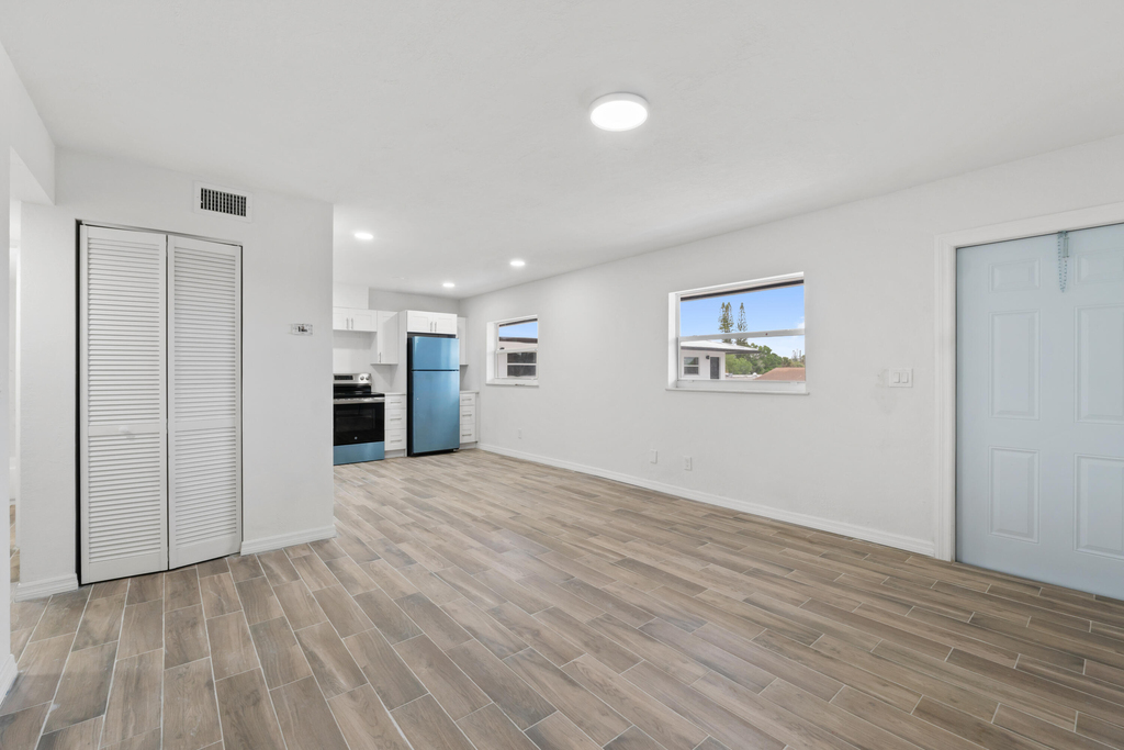 1301 Emerald Terrace - Photo 4