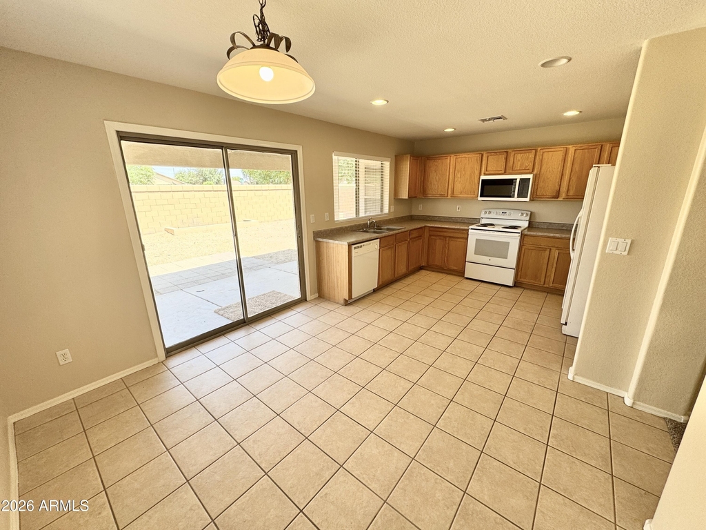35 N 123rd Drive - Photo 10