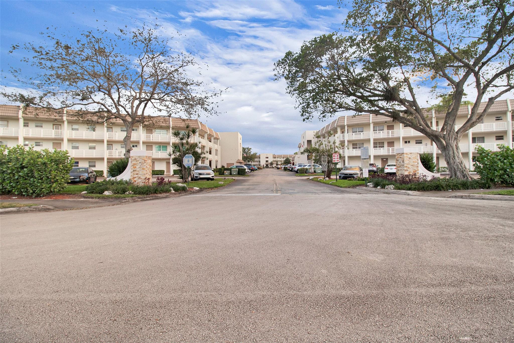 6890 Royal Palm Boulevard - Photo 27