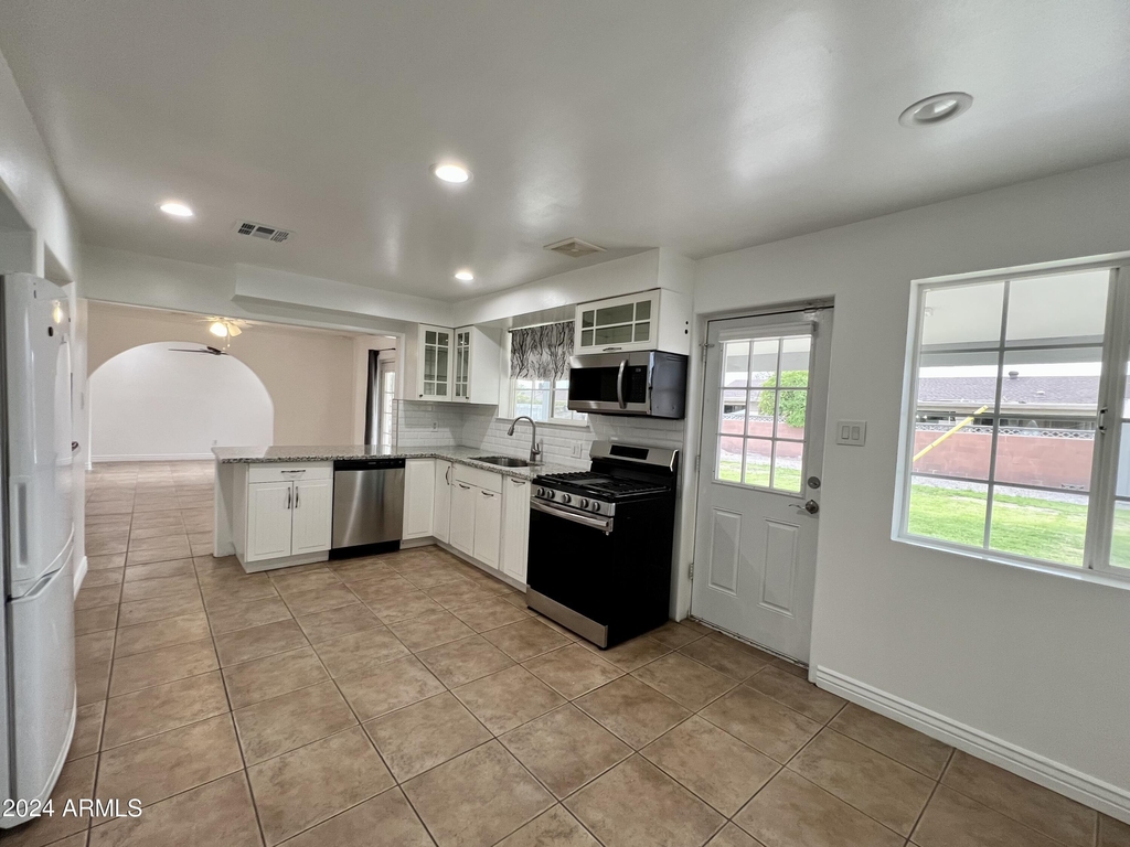 2914 N 49th Avenue - Photo 9
