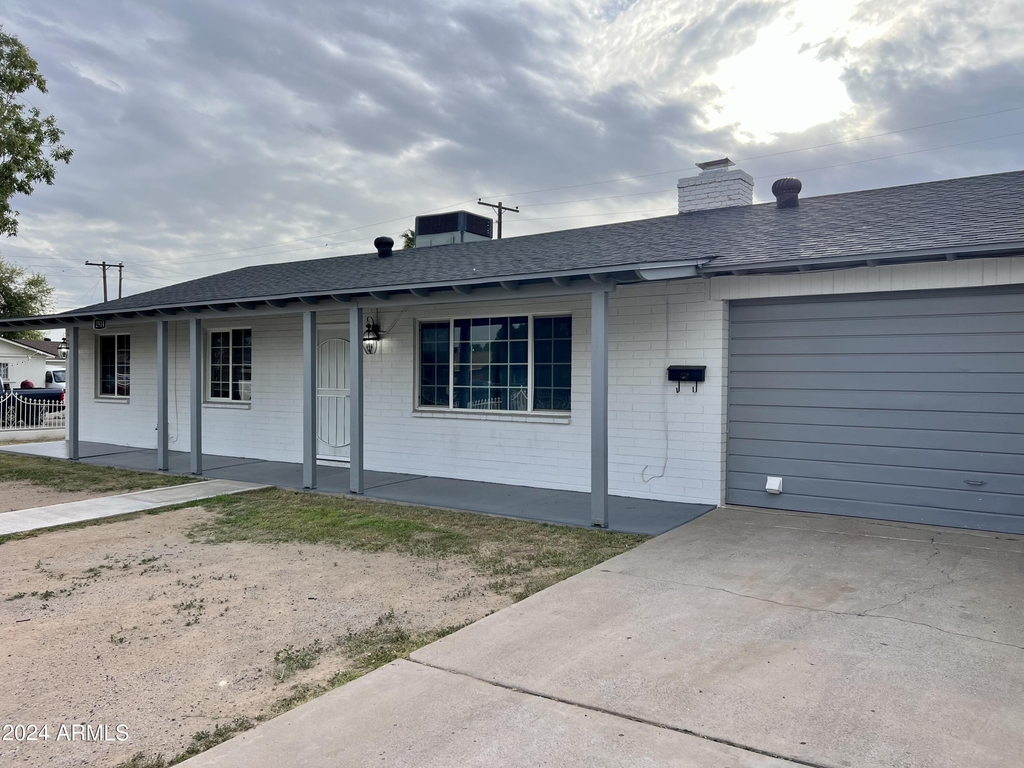 2914 N 49th Avenue - Photo 1