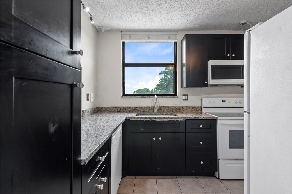 8429 Forest Hills Drive - Photo 3