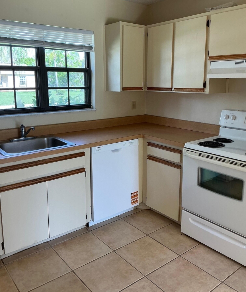 1537 Se Arenson Lane - Photo 1