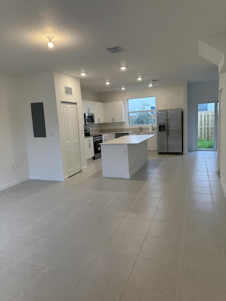 1154 Se 2 Street - Photo 2
