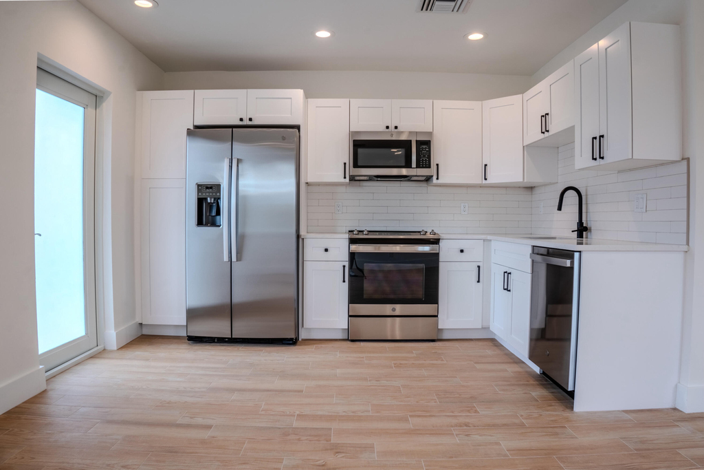 238 Se 1st Avenue - Photo 0