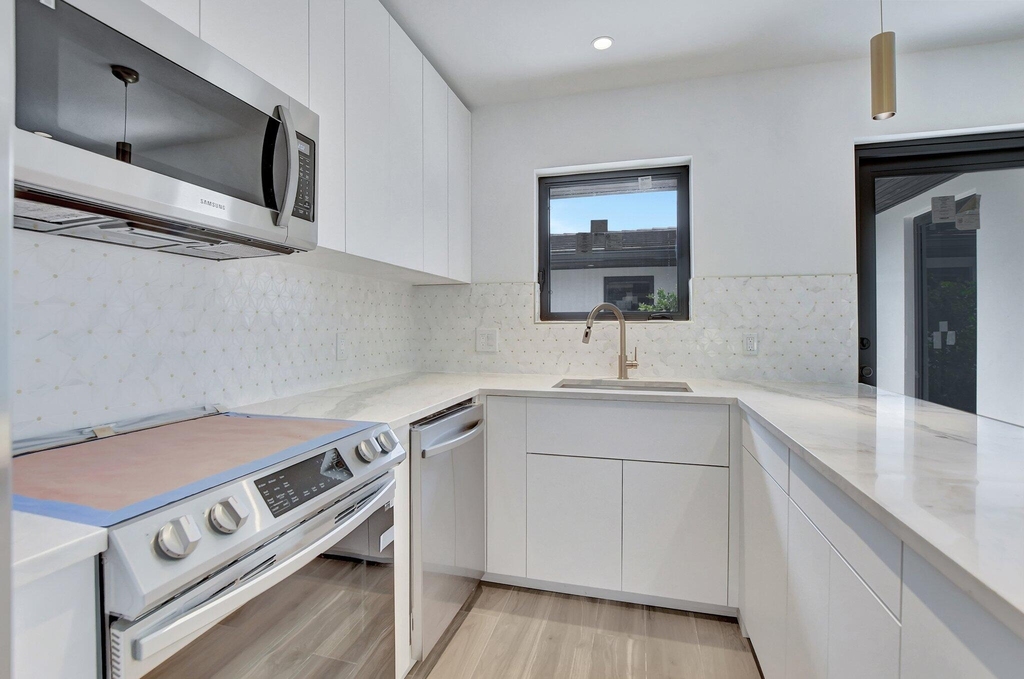 1361 Se 4th Street - Photo 19
