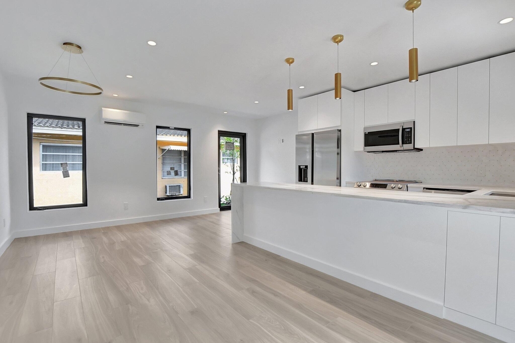 1361 Se 4th Street - Photo 9
