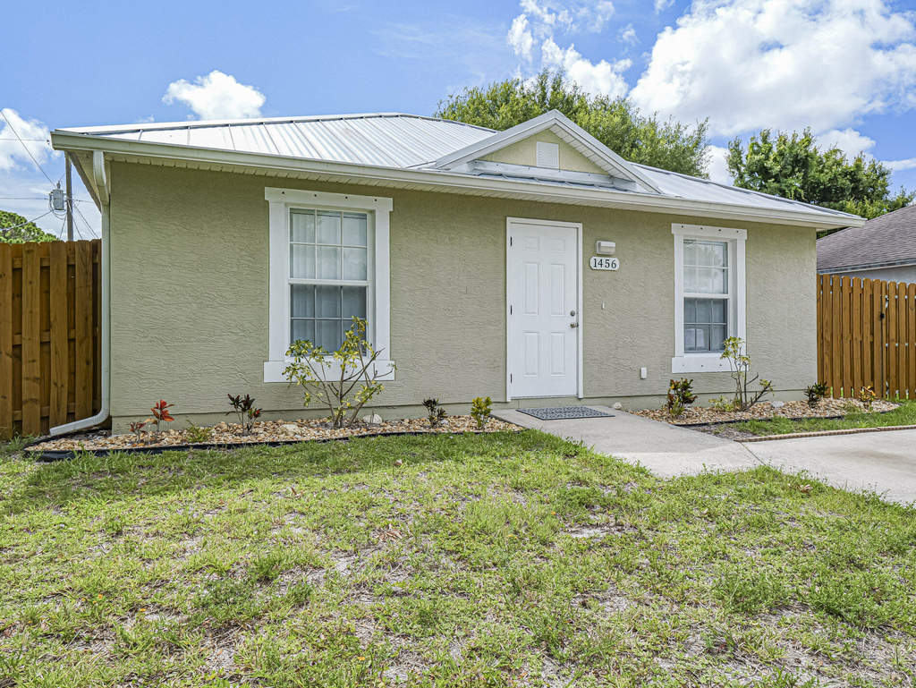 1456 25th Court Sw - Photo 2