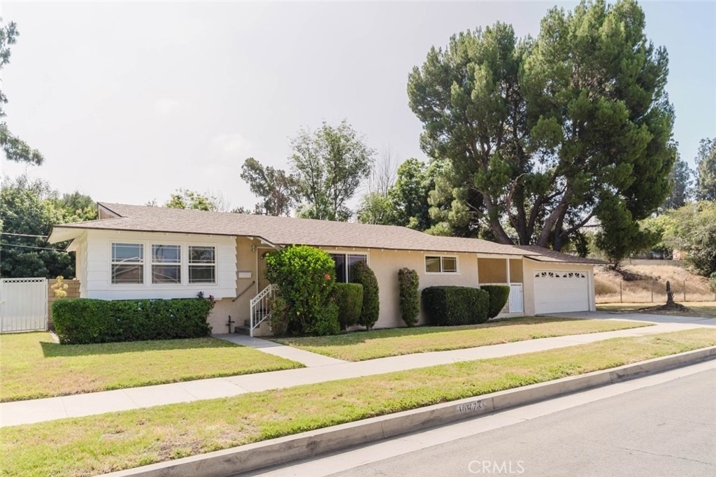 10826 Blucher Avenue - Photo 2