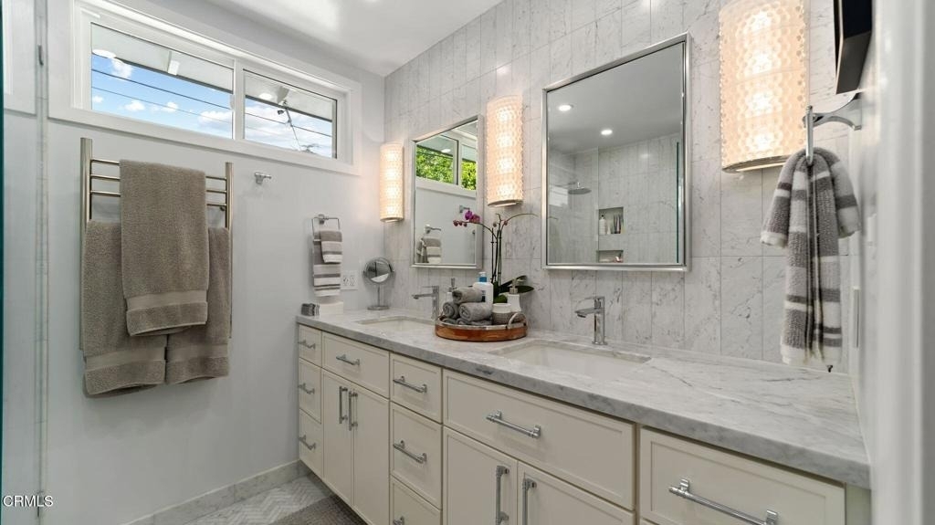 2030 N Altadena Drive - Photo 22