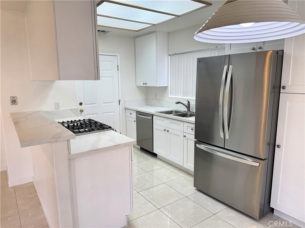 18319 Hart Street - Photo 6