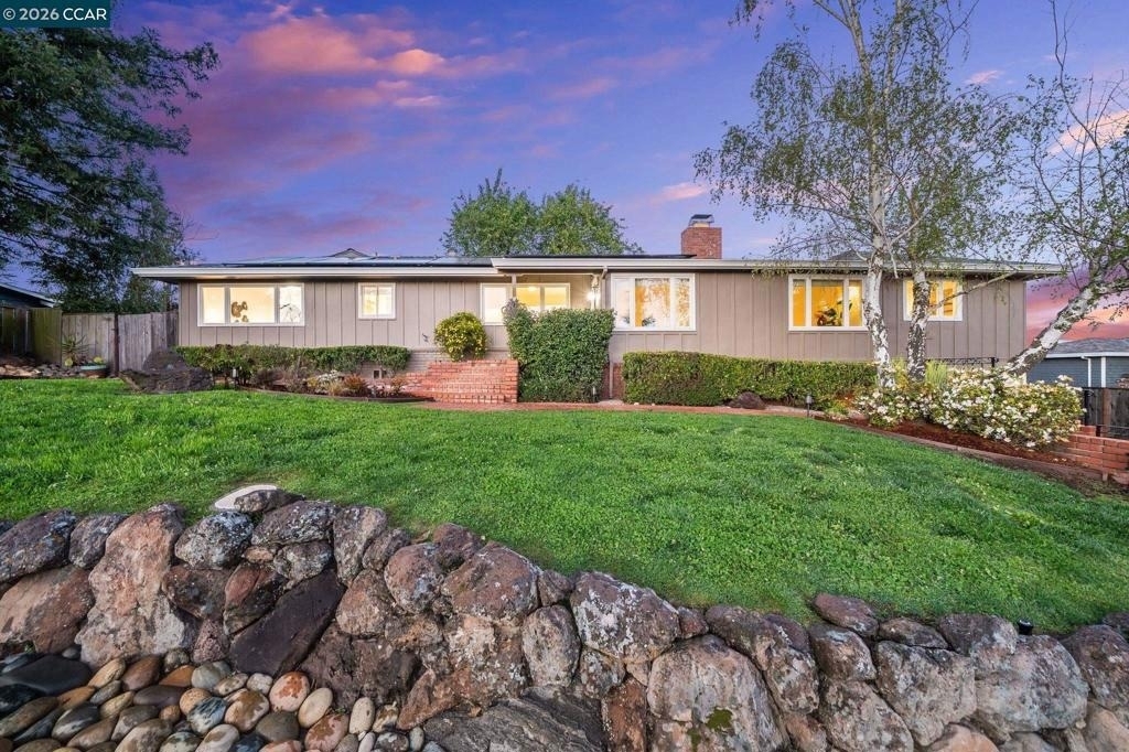 102 Hillcrest Dr - Photo 0