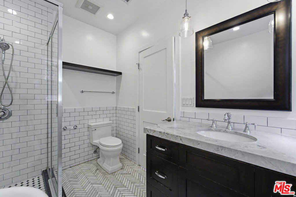 920 N Genesee Avenue - Photo 11
