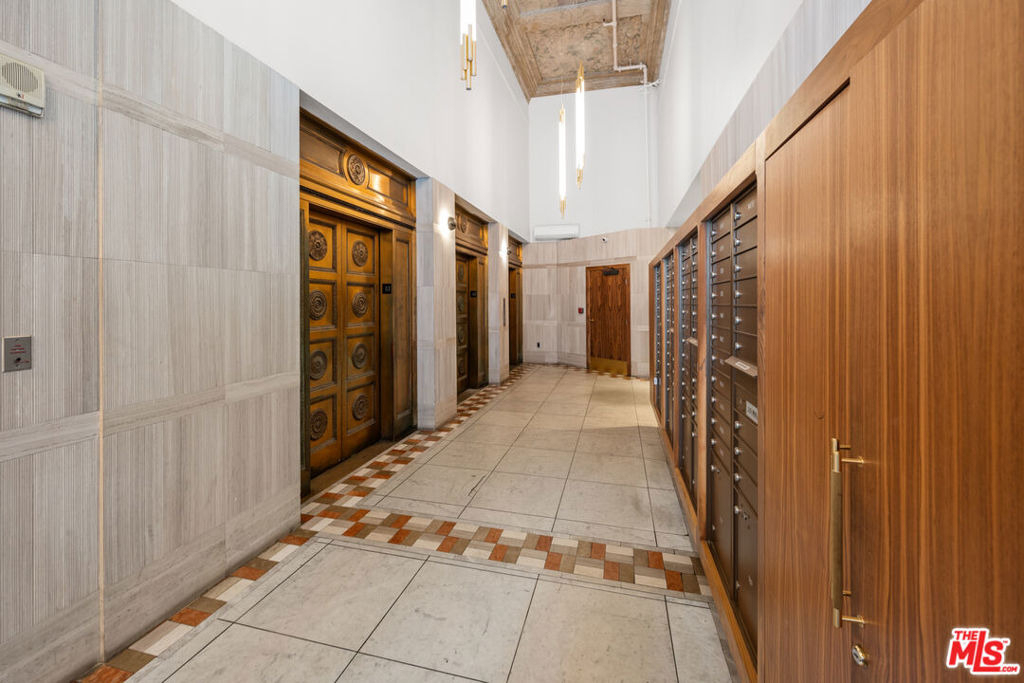 215 W 7th Street - Photo 21