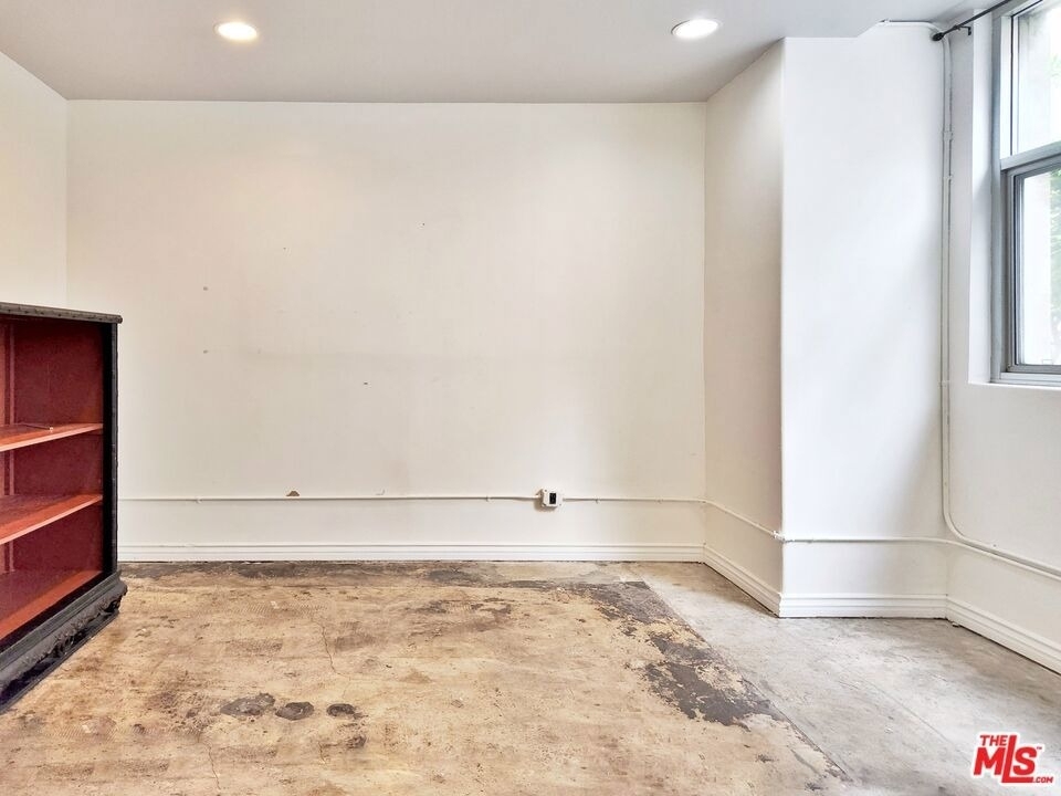215 W 7th Street - Photo 11