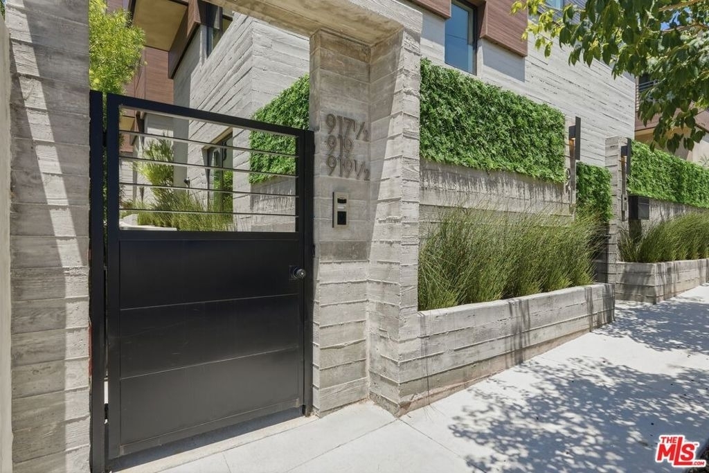 917 Hilldale Avenue - Photo 2