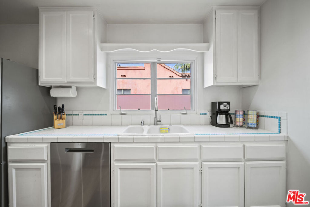 837 N Harper Avenue - Photo 10