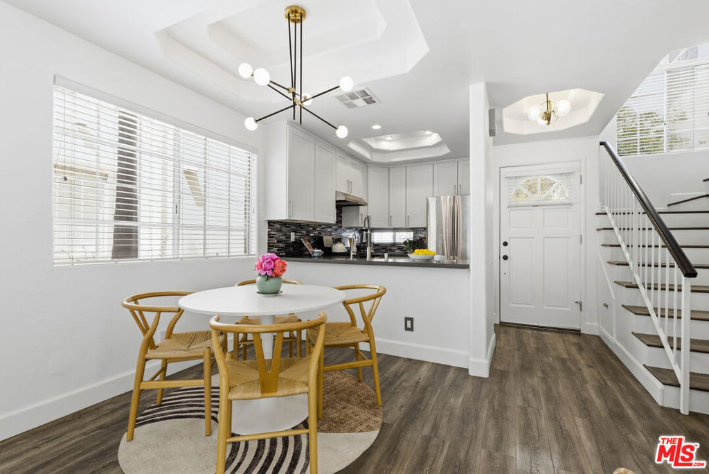 11110 Camarillo Street - Photo 2