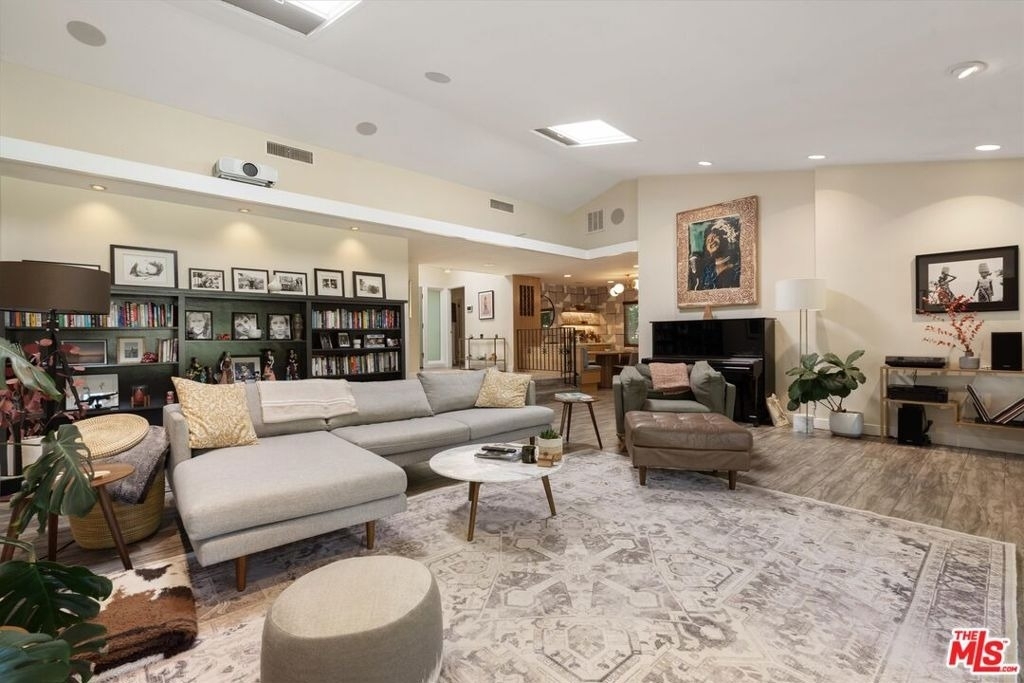 4927 Bellaire Avenue - Photo 2