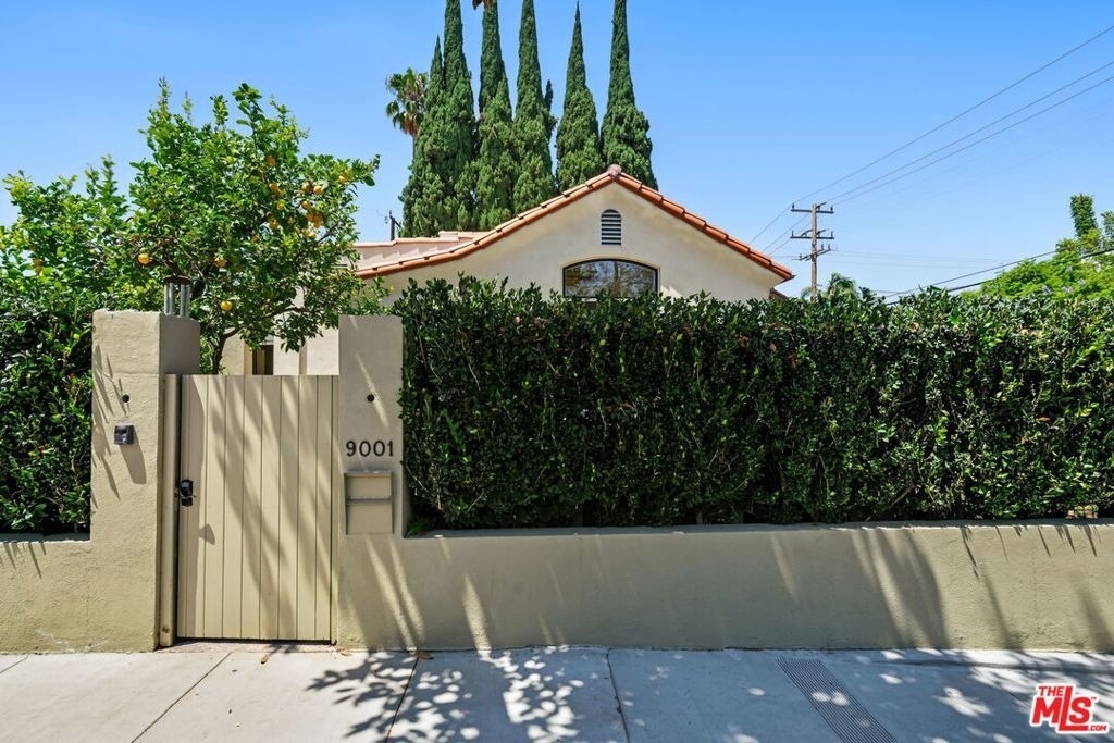 9001 Rosewood Avenue - Photo 0