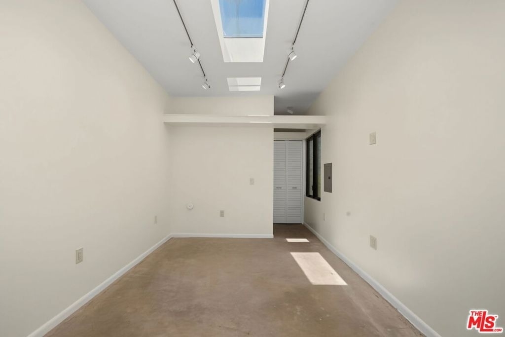 9001 Rosewood Avenue - Photo 37