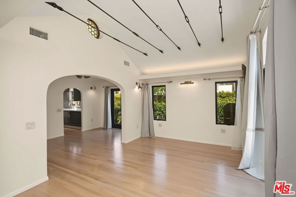 9001 Rosewood Avenue - Photo 7