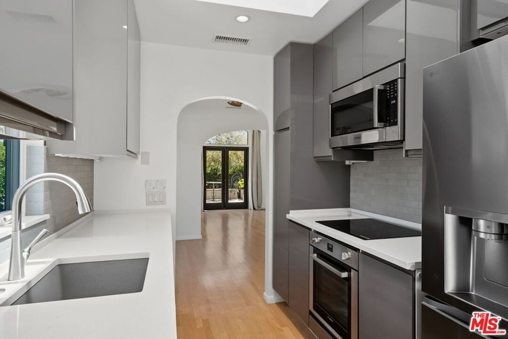 9001 Rosewood Avenue - Photo 22