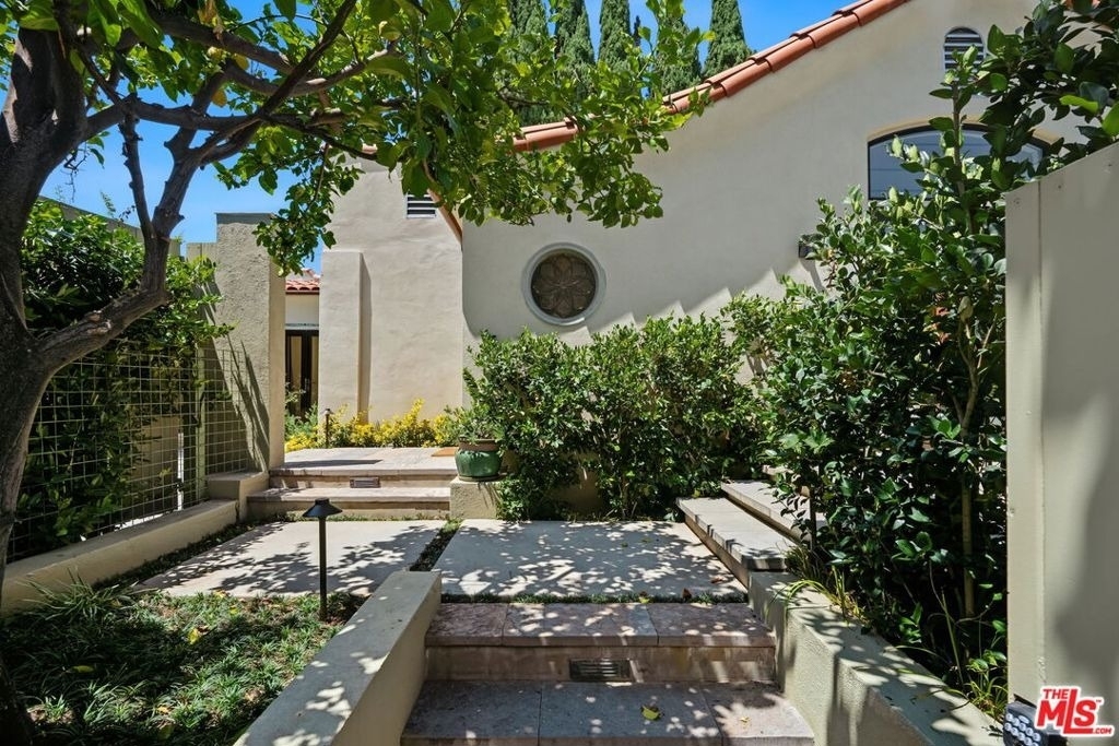 9001 Rosewood Avenue - Photo 2