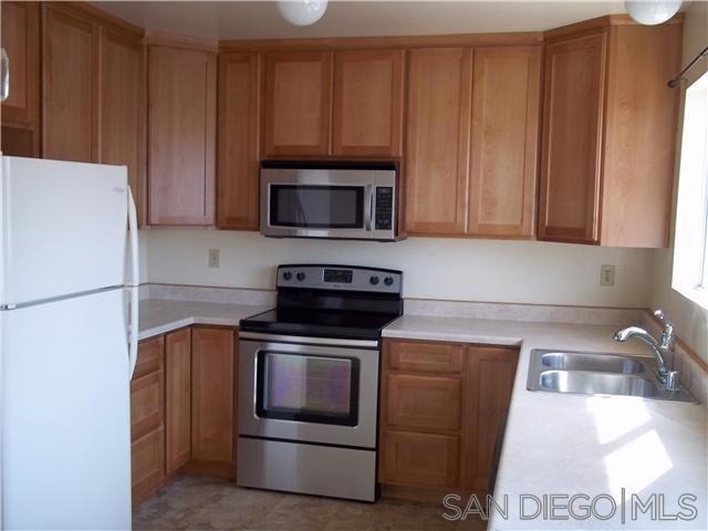 930 Ebony Ave - Photo 3