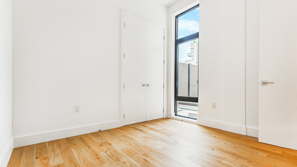 38-38 32nd St 11101 - Photo 4