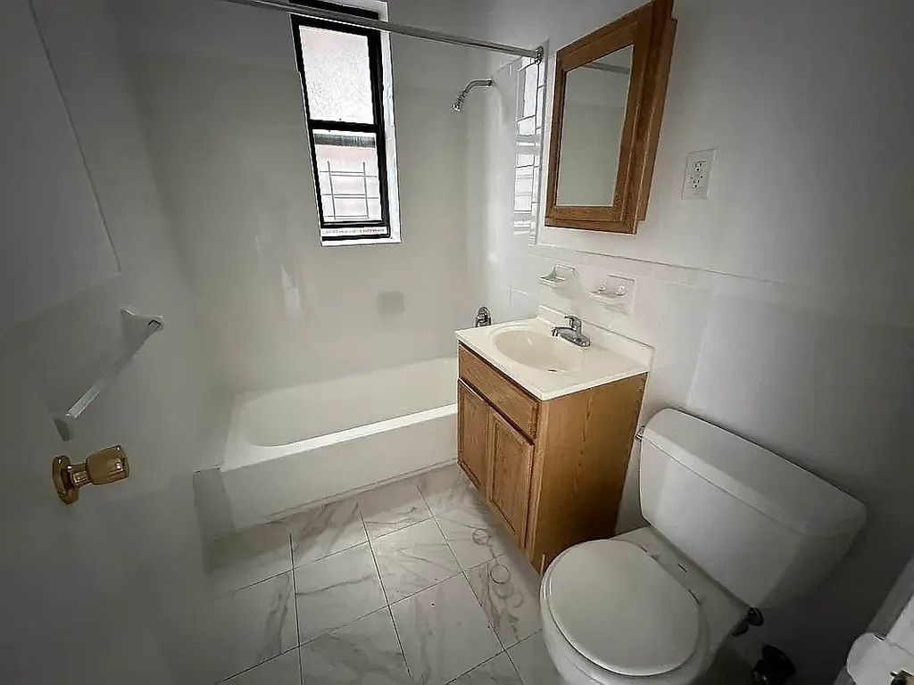 Walton Ave - Photo 2