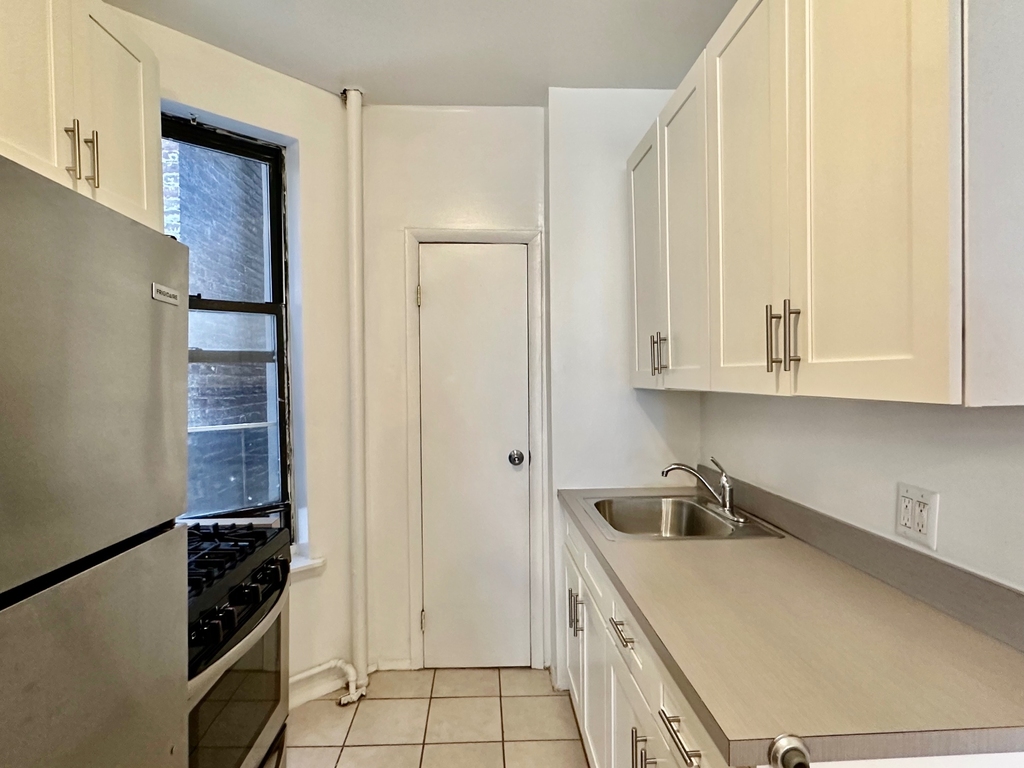 401 East 91st Street - Photo 3