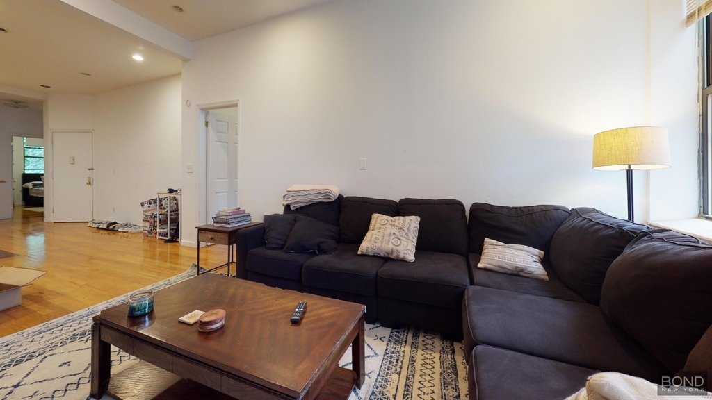 Second Avenue - Photo 2