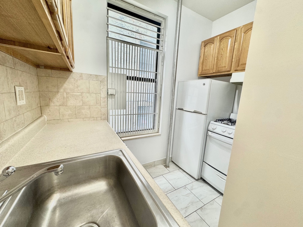 3135 Broadway - Photo 5